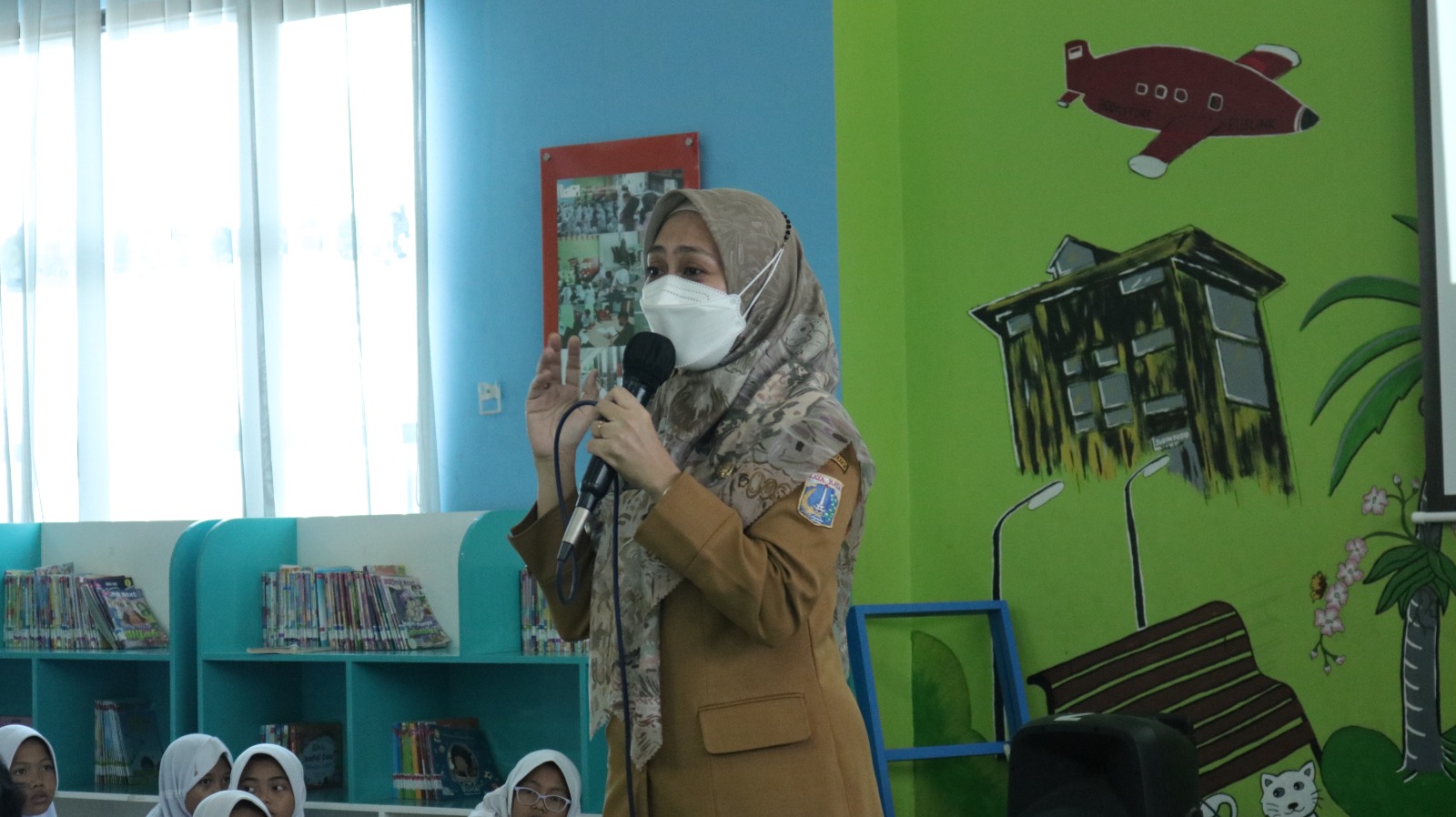 Wisata LiterAsyik Ke Perpustakaan Jakarta Timur Bersama SDN Pondok Bambu 10